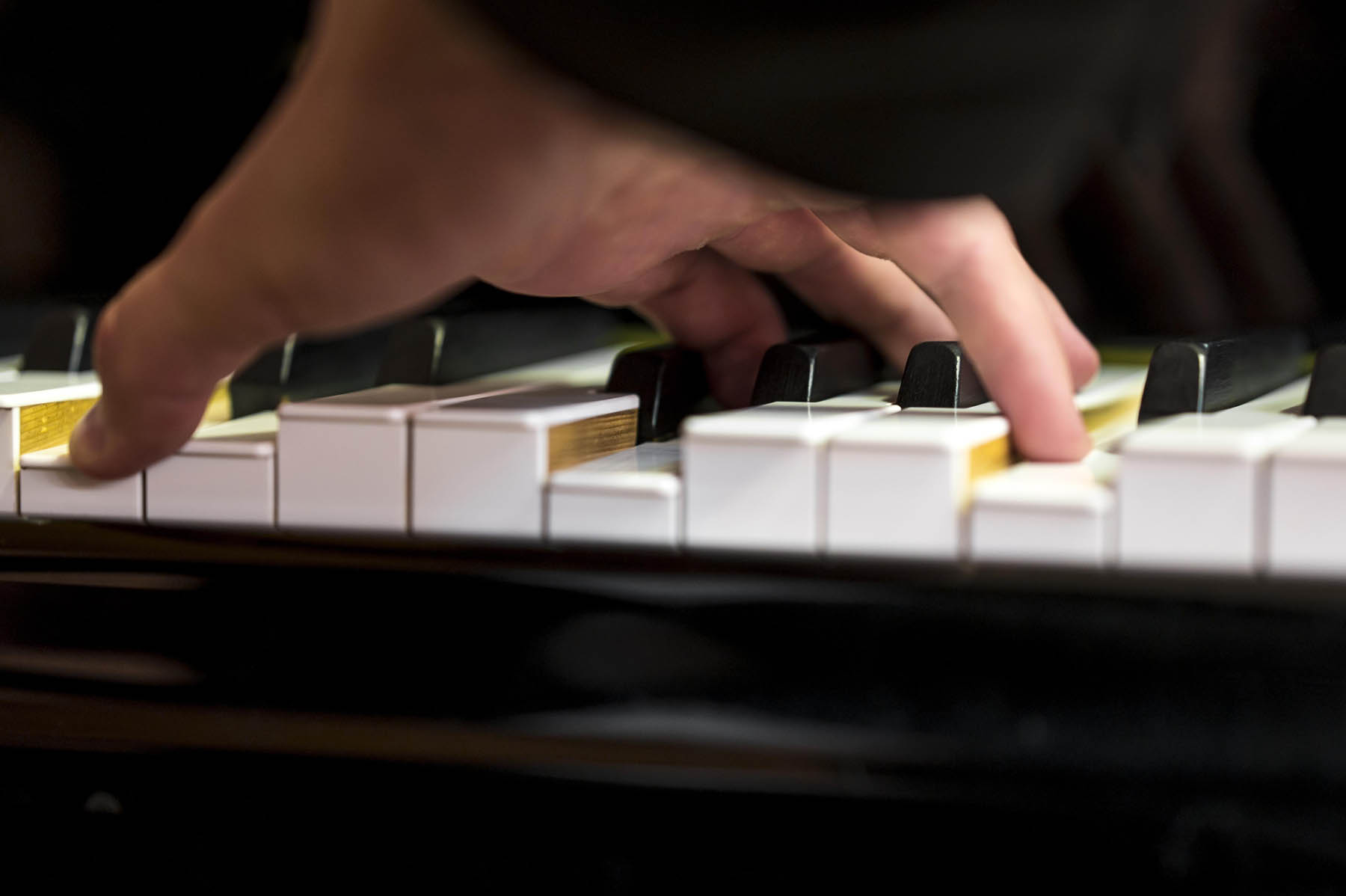 Frankfurths - close-up-hand-holding-chord-piano
